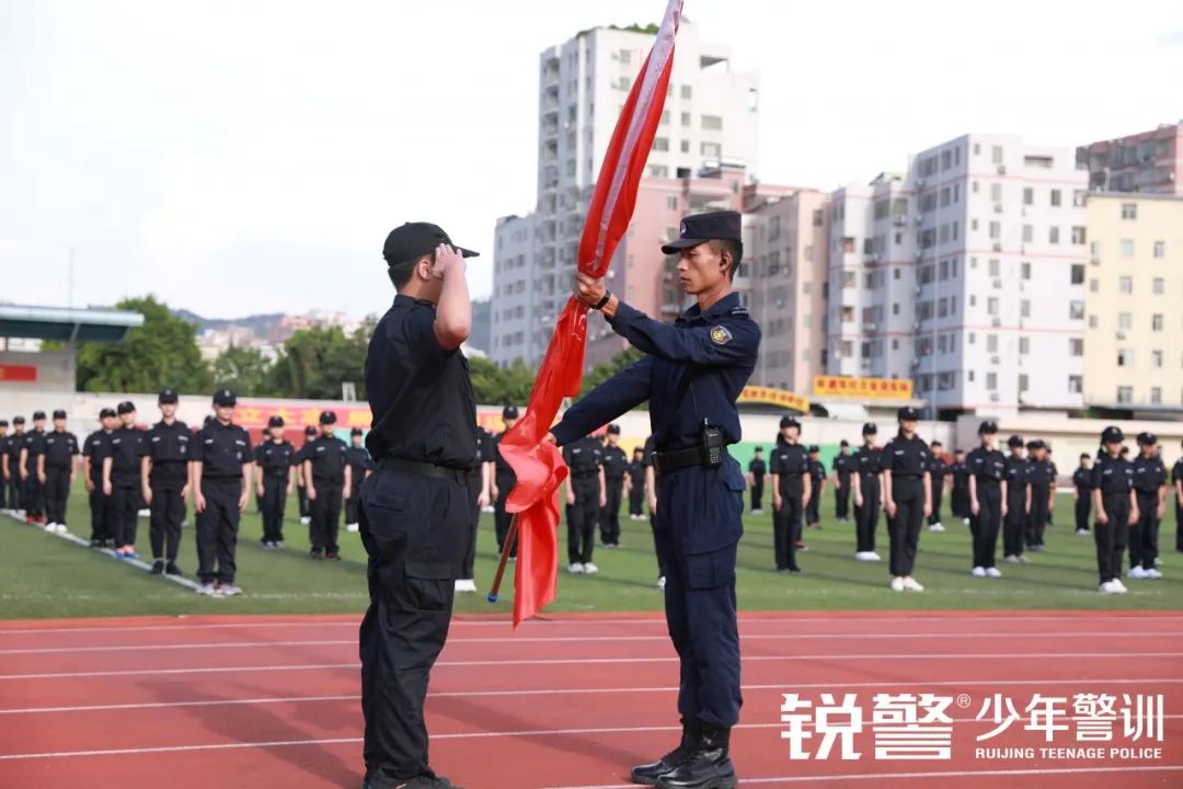 銳警少(shǎo)年(nián)警訓夏令營：走進警營，撰寫獨立堅強的(de)新篇章(zhāng)